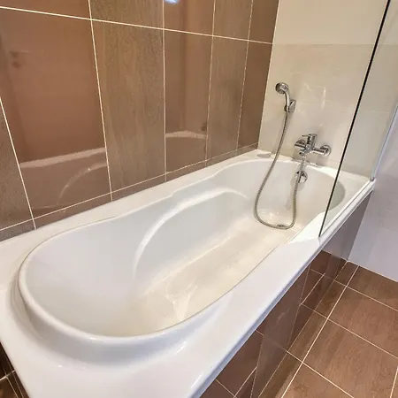 Appartement Modern 2 Bedroom Flat With Yard In Nbor1-1